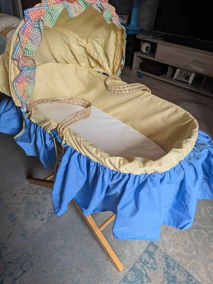 Photo of free Moses basket with stand (Glen parva Le2) #2