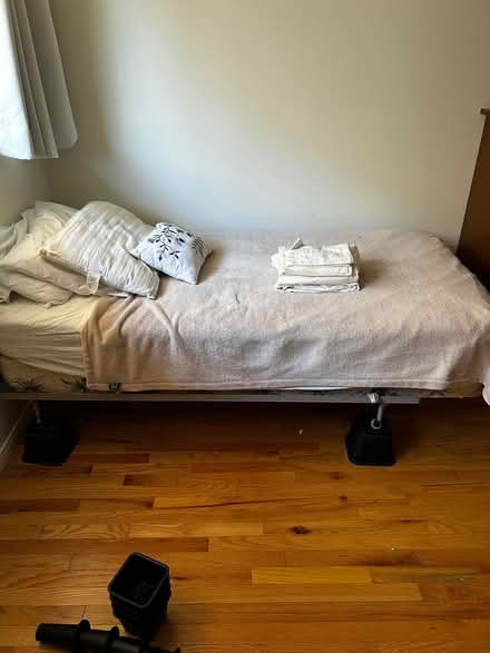 Photo of free twin bed with line (La mesa) #3
