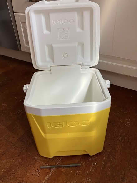 Photo of free Small igloo cooler (Arlington/West Medford line) #2