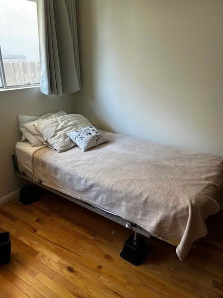 Photo of free twin bed with line (La mesa) #2