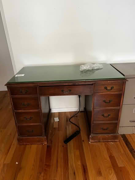 Photo of free wood desk (La mesa) #1
