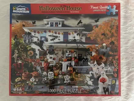 Photo of free 1000 pc puzzle - Halloween House (Willow Glen) #1