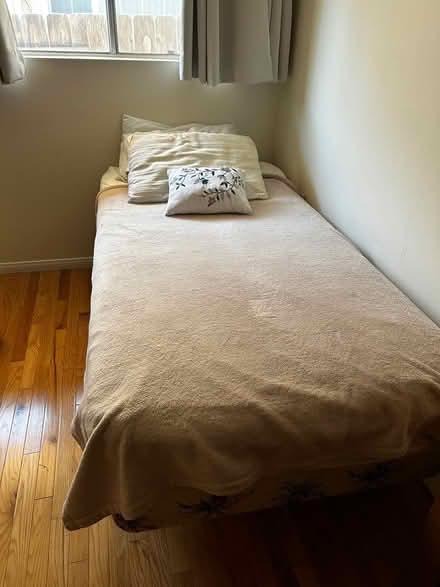 Photo of free twin bed with line (La mesa) #1