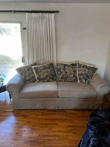 Photo of free couch (La mesa) #2