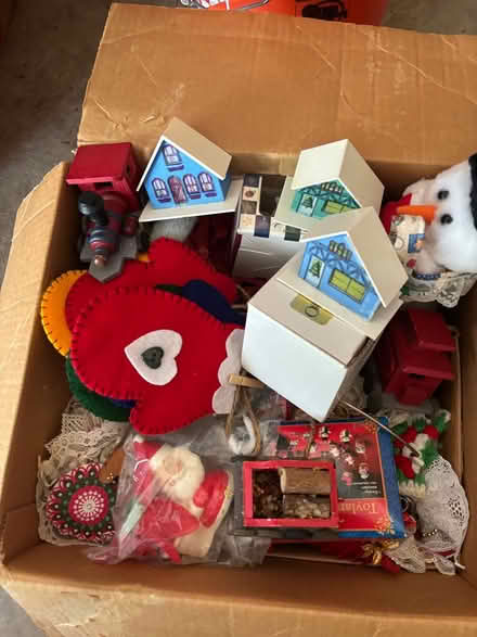 Photo of free Assorted Christmas items (Hannover & Ballenger) #2