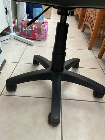 Photo of free Desk Chair (Saham Toney IP25) #3