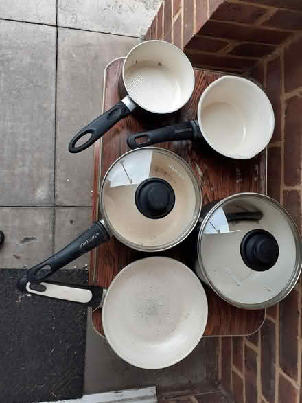 Photo of free Ceramic pans (TW3 Hounslow) #1