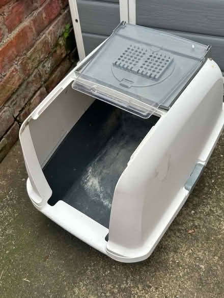 Photo of free Large cat litter tray & cover (East Hull HU9 2) #4