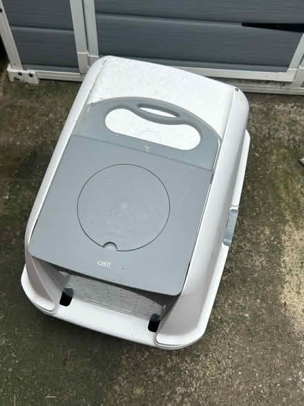 Photo of free Large cat litter tray & cover (East Hull HU9 2) #3