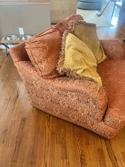 Photo of free comfy oversized chair (FFX/Centreville near Costco) #3