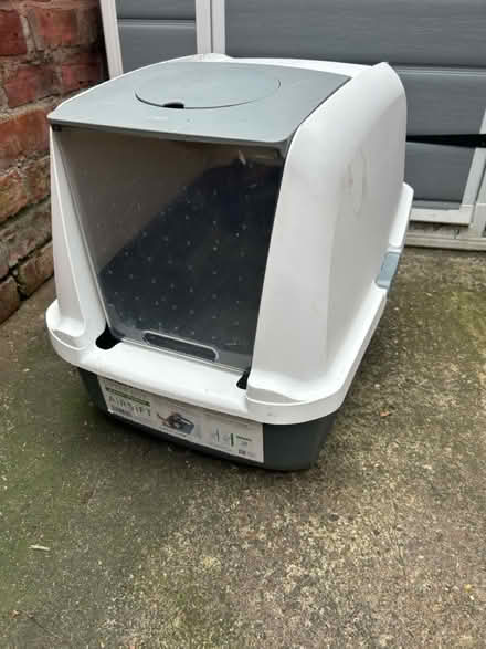 Photo of free Large cat litter tray & cover (East Hull HU9 2) #2