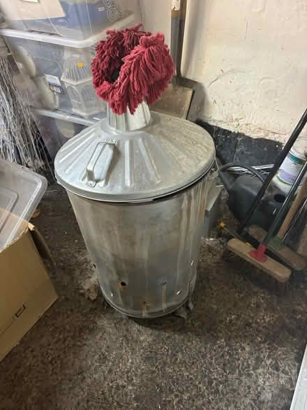 Photo of free Big metal bin (CR2 9BX) #2