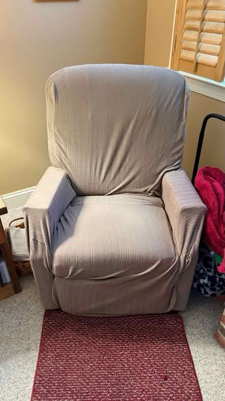 Photo of free PowerLift Recliner (Broad& Hunsberger Souderton) #1
