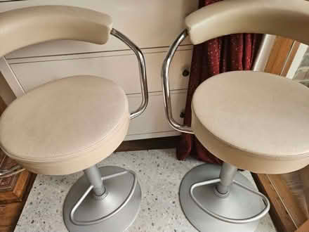 Photo of 2x Red / Cream Bar Stools (DA9) #1