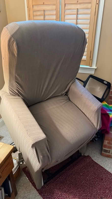 Photo of free PowerLift Recliner (Broad& Hunsberger Souderton) #2