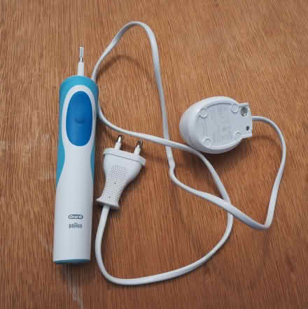 Photo of free Braun electric toothbrush & charger. (Stanley Green BH15) #1