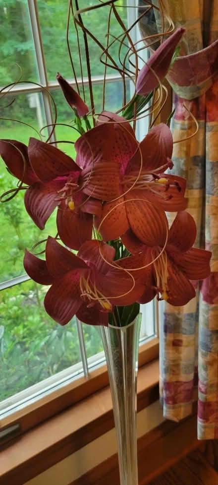 Photo of free Mauve flowers in tall pedestal (Newark) #2