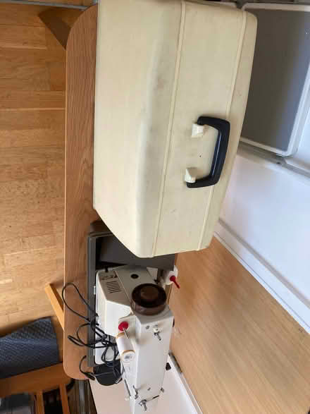 Photo of free Singer sewing machine, needs repair. (Morningside EH10) #3