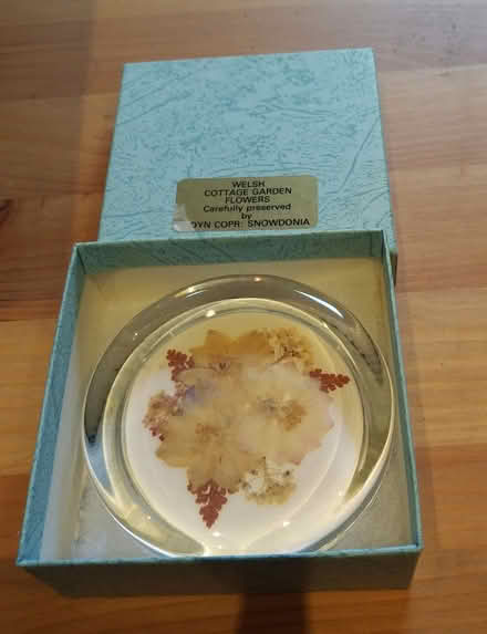 Photo of free Welsh flowers paperweight (Greenbank and Hunt Club) #1