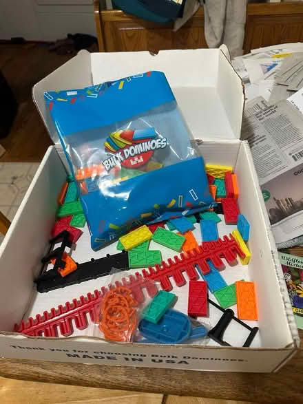 Photo of free dominos (Bellevue crossroads) #1