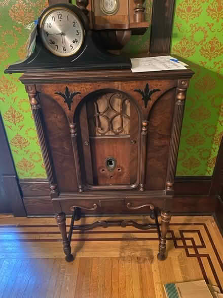 Photo of free Antique radio (Montlake) #1