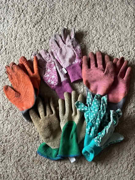 Photo of free 5 pairs of gardening gloves (Sanderstead) #1