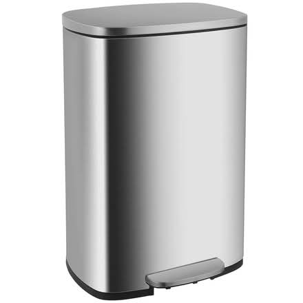 Photo of Garbage can with lid (Union Square) #1