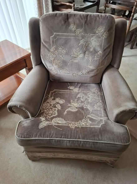 Photo of free 3 seater plus 1 chair (Deane BL3) #2