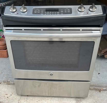 Photo of free GE Range - 2 burners and oven work (Dr Phillips) #1
