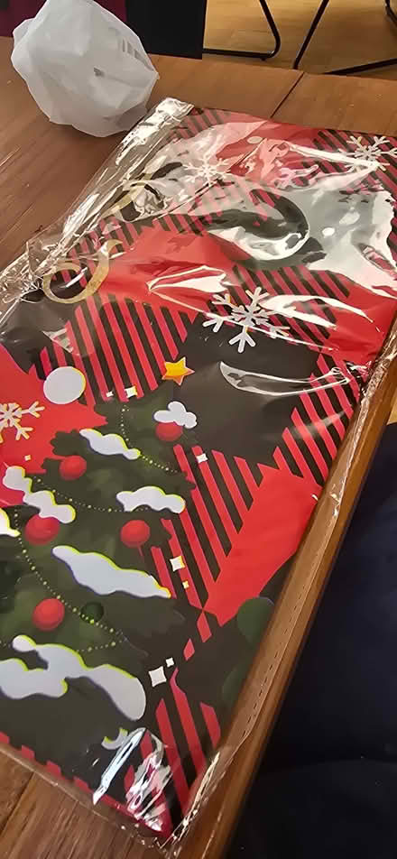 Photo of free Christmas themed table cover (Sutton SM1) #1