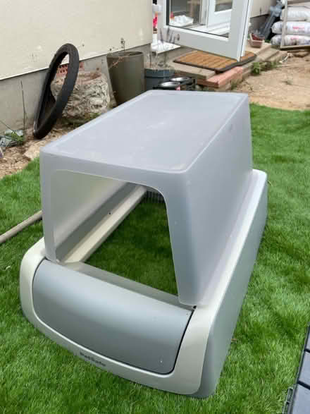 Photo of free Automatic cat litter tray (Caversham RG4) #1