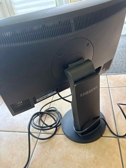 Photo of free Samsung 22" computer screen (Frodsham, wa6) #4