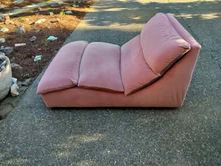 Photo of free Pink Chaise Lounge (Juanita (Kirkland)) #4