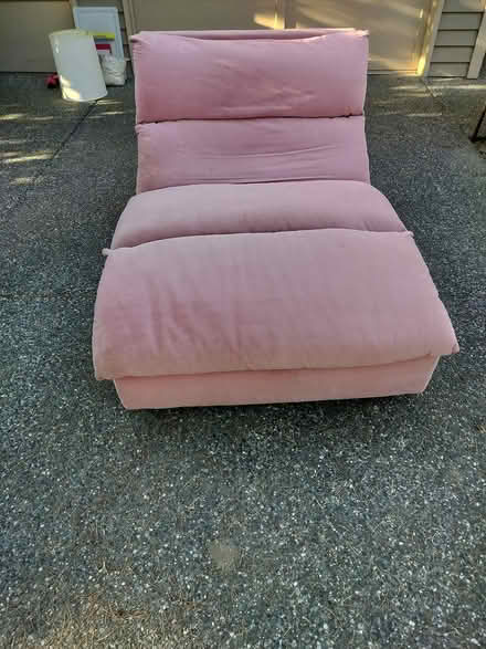 Photo of free Pink Chaise Lounge (Juanita (Kirkland)) #1
