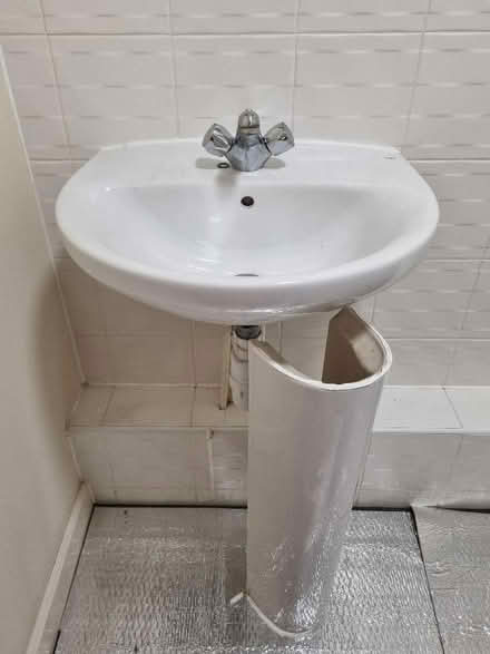 Photo of free Roca bathroom sink +pedestal (Coleridge Ward CB1) #1