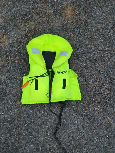 Photo of free Kids life jacket around age 4-7 (Hugus TR3) #1