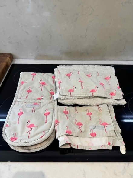Photo of free Tea towel & oven glove set (Highbury Barn N5) #1