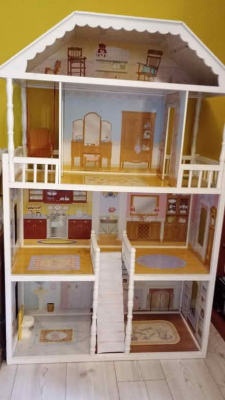 Photo of free KidKraft branded dolls house (OX4 Greater leys) #1