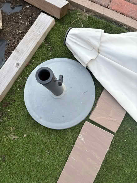 Photo of free Garden parasol with base (L36 Roby) #2