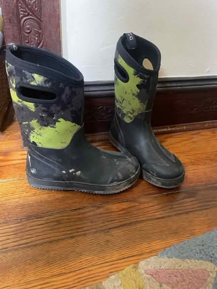 Photo of free Kids’ boots (downtown) #1