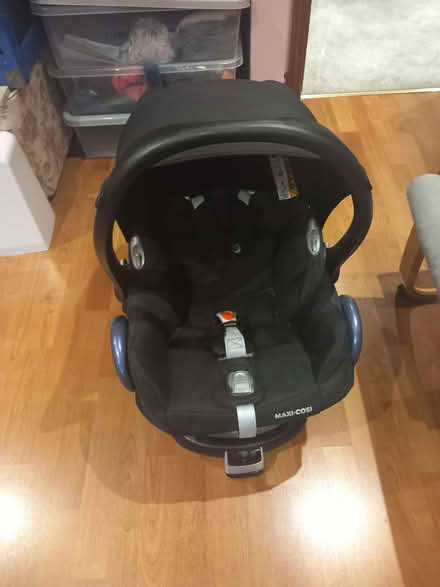 Photo of free Maxi cosie car seat with isofix base (Broadwater SG2) #1