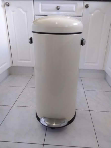 Photo of large kitchen bin (Windygates KY8) #1