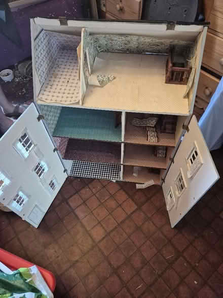 Photo of free Dolls house in need of TLC (Hollinswood TF3) #1