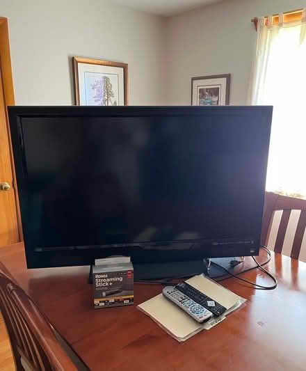 Photo of free 42” VIZIO TV plus ROKU (Pine Grove Circle Uxbridge MA) #1