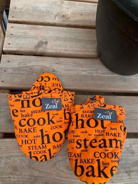 Photo of free Pair of “Zeal” Oven Mitten 100% cotton upper silicon inner (Northfield B31) #1