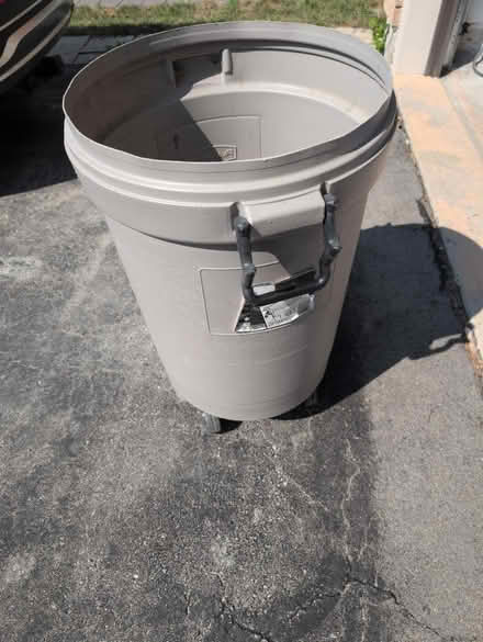 Photo of free Garbage bin no lid (Bayview and Wellington) #1