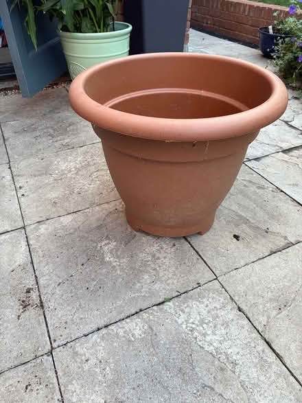 Photo of free V Large plastic pot with base crack (Billericay) #1