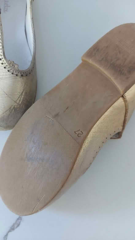 Photo of free La coqueta gold shoes size 27 (Southwater) #3