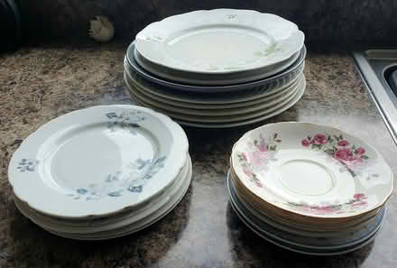 Photo of free Selection of plates and saucers (BT10) #2