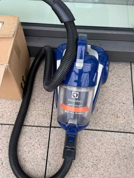 Photo of free Hoover (Kew Bridge Road) #1